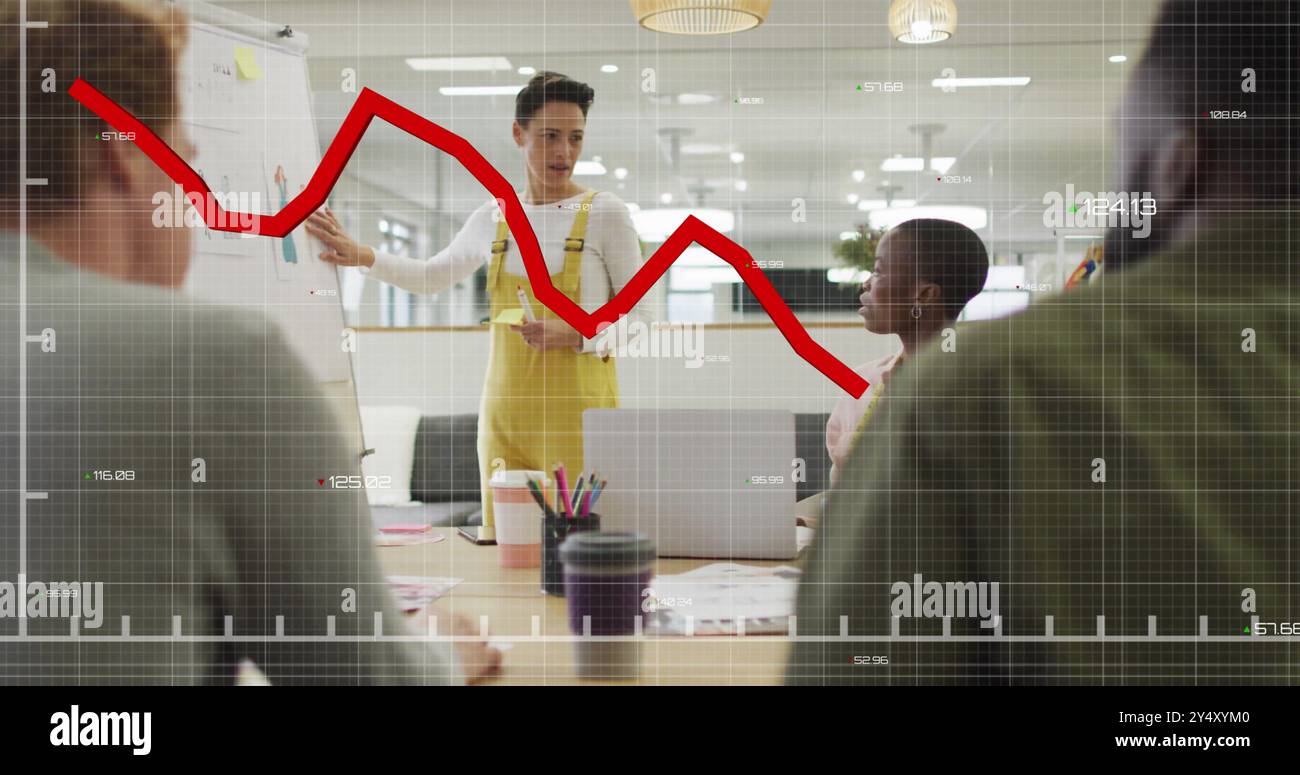 Image du traitement des données financières sur divers collègues se réunissant au bureau Banque D'Images