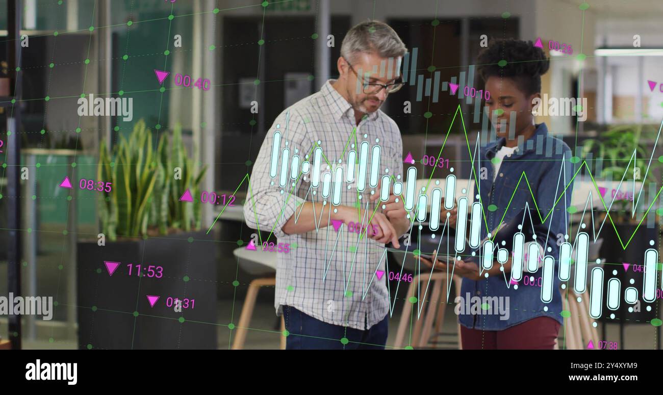 Image du traitement des données financières sur divers hommes d'affaires au bureau Banque D'Images