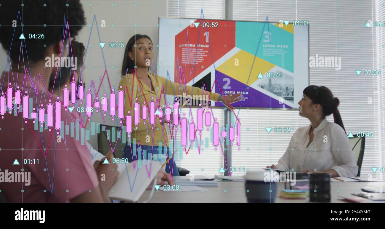 Image du traitement des données financières sur divers collègues se réunissant au bureau Banque D'Images