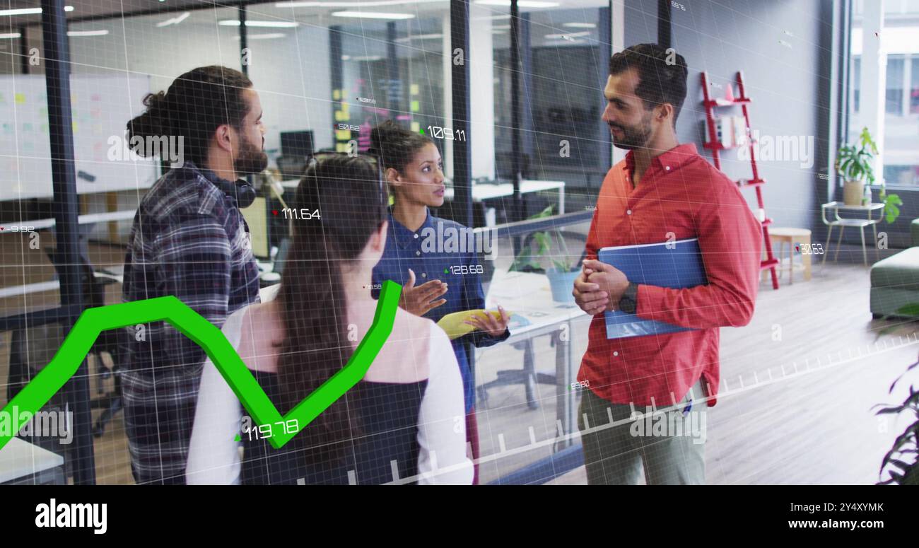 Image du traitement des données financières sur divers collègues se réunissant au bureau Banque D'Images