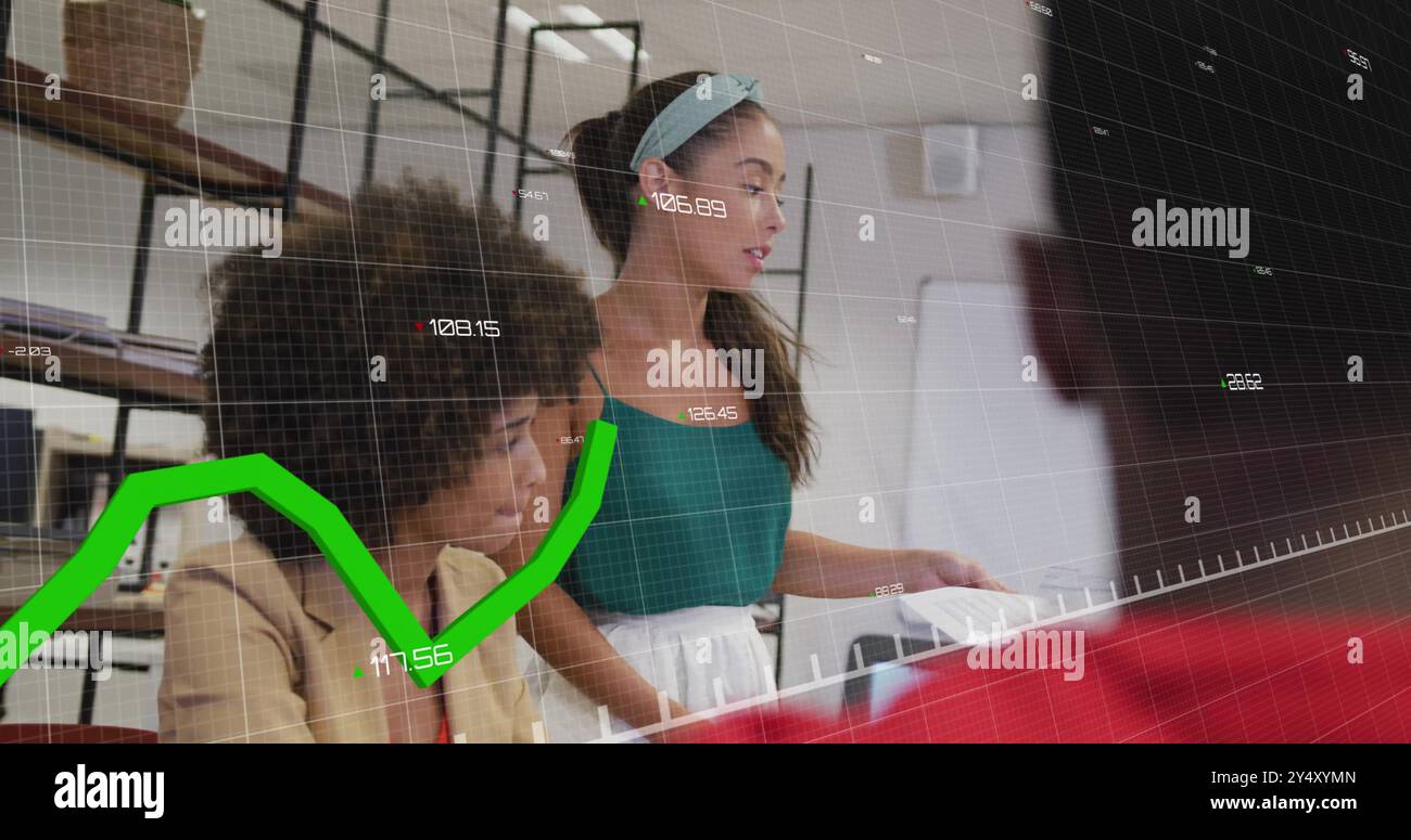 Image du traitement des données financières sur divers collègues se réunissant au bureau Banque D'Images