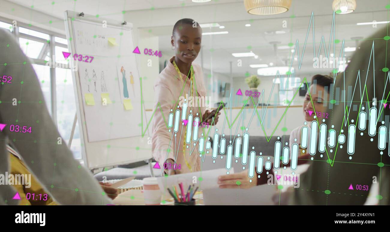 Image du traitement des données financières sur divers collègues se réunissant au bureau Banque D'Images