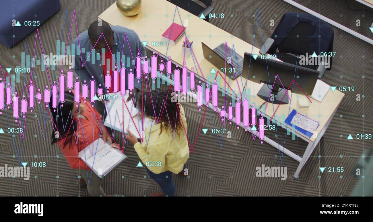 Image du traitement des données financières sur divers collègues se réunissant au bureau Banque D'Images