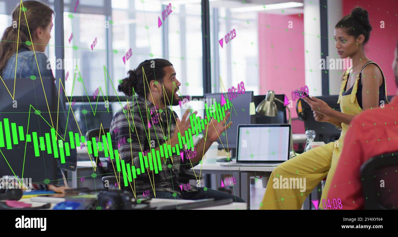 Image du traitement des données financières sur divers collègues se réunissant au bureau Banque D'Images