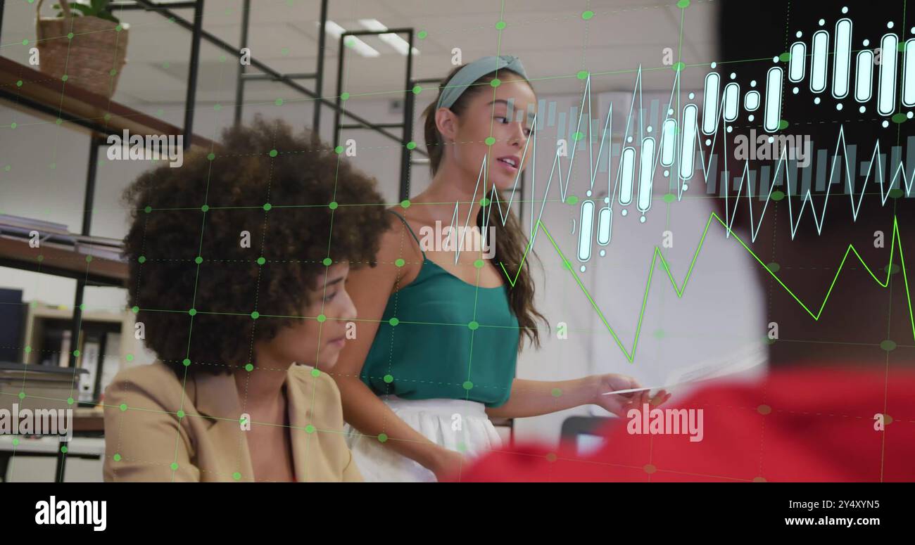 Image du traitement des données financières sur divers collègues se réunissant au bureau Banque D'Images