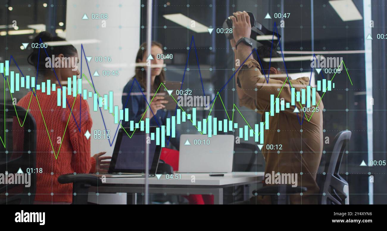 Image du traitement des données financières sur divers collègues se réunissant au bureau Banque D'Images