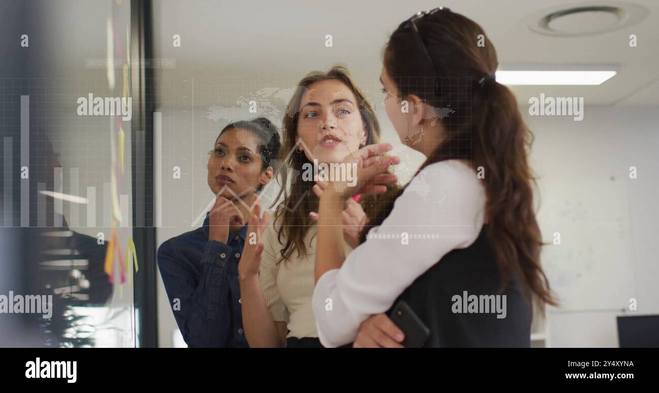 Image du traitement des données financières lors d'une séance de brainstorming entre collègues au bureau Banque D'Images