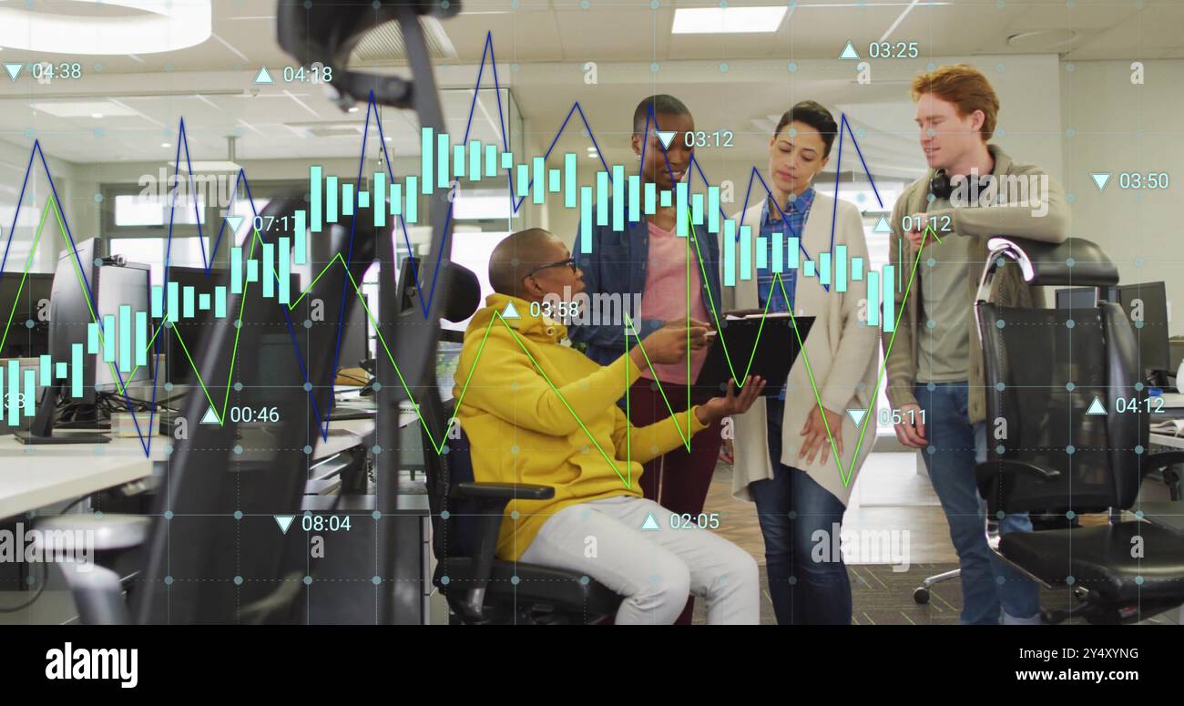 Image du traitement des données financières sur divers collègues se réunissant au bureau Banque D'Images