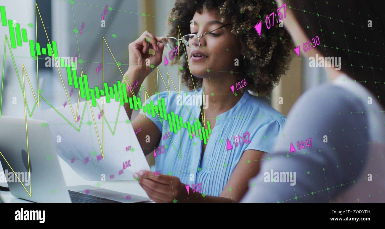 Image du traitement des données financières sur divers collègues discutant de leur travail au bureau Banque D'Images