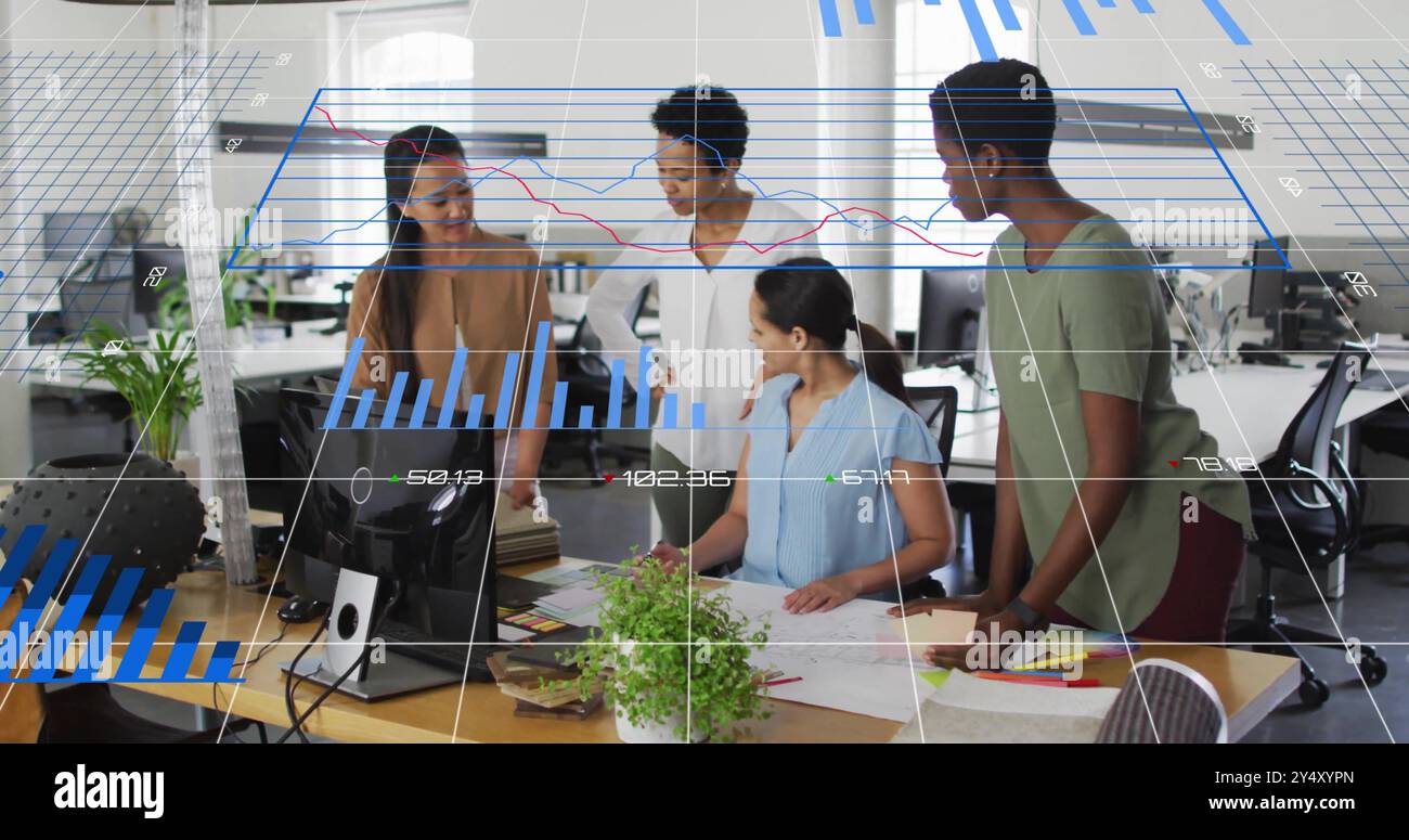 Image du traitement des données financières sur divers collègues se réunissant au bureau Banque D'Images