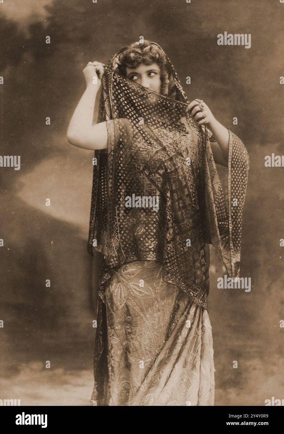 Une photo de conception de costumes montrant l’actrice et chanteuse d’opéra Cécile Thévenet dans la performance “Messalina”. Photos de Jean Reutlinger (1875-1917) Banque D'Images