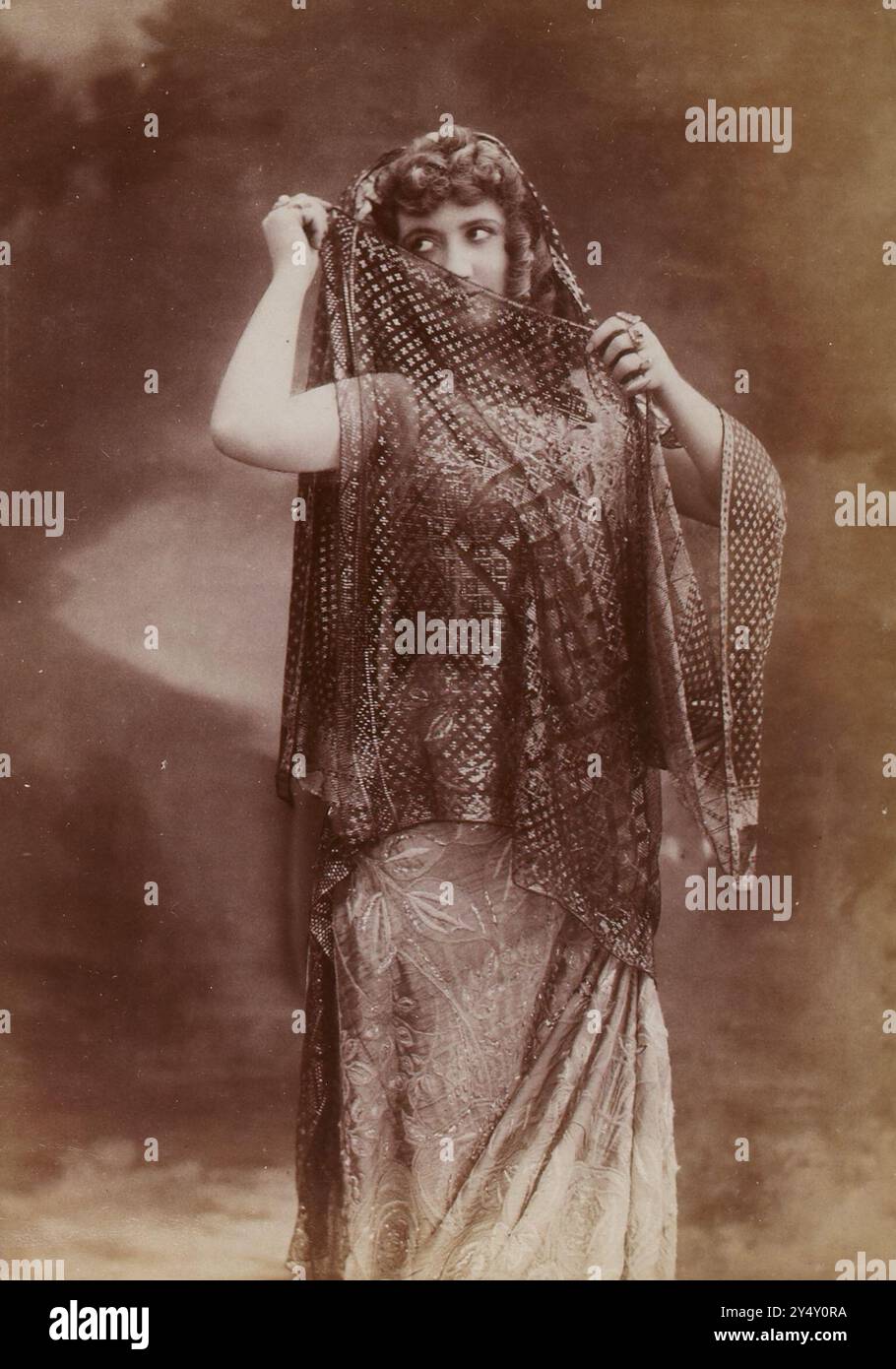 Une photo de conception de costumes montrant l’actrice et chanteuse d’opéra Cécile Thévenet dans la performance “Messalina”. Photos de Jean Reutlinger (1875-1917) Banque D'Images