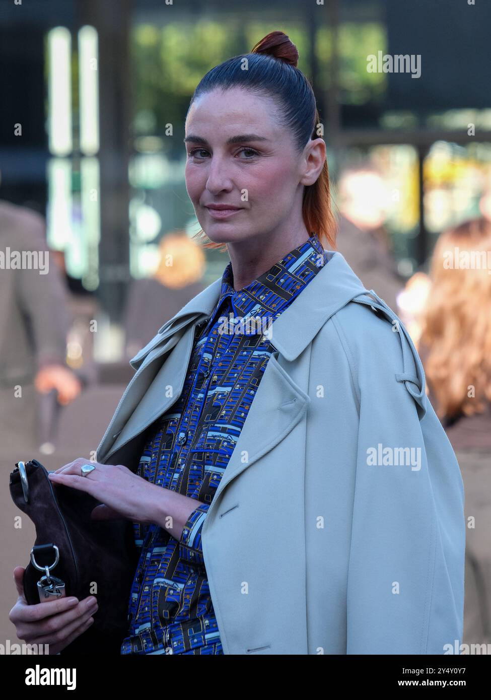 Le mannequin Erin O'Connor pose pour des photos à son arrivée au défilé Burberry The National Gallery pendant la Fashion week SS25 de Londres. Banque D'Images