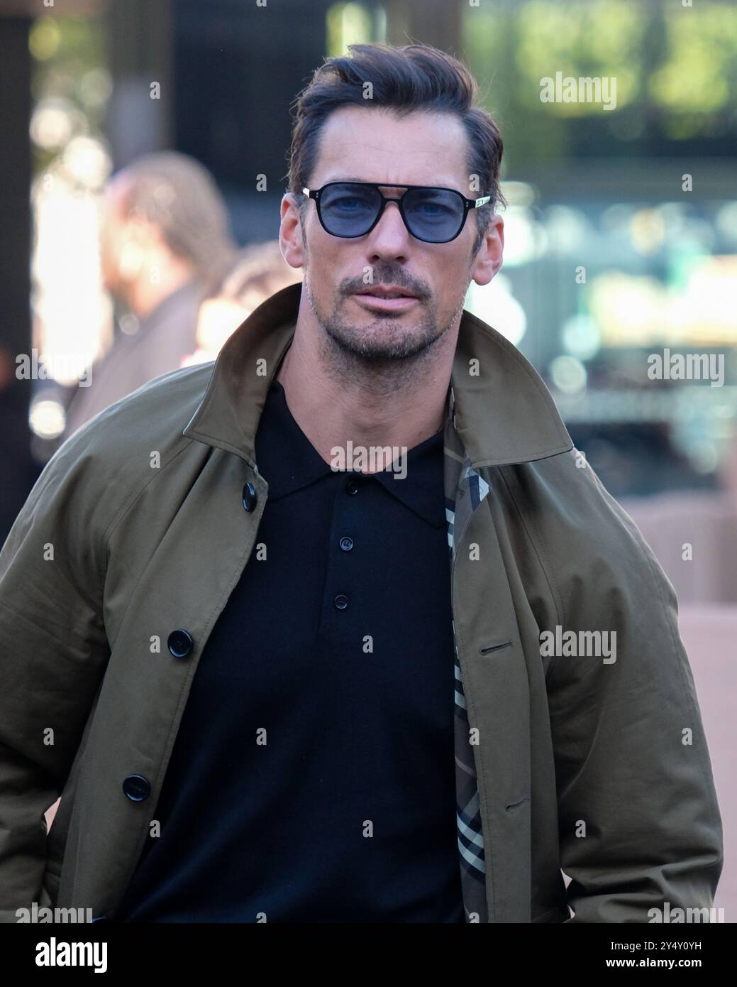 Le mannequin David Gandy pose pour des photos alors qu'il arrive pour le défilé Burberry SS25 qui se tient au National Theatre de Southhbank à Londres. Banque D'Images