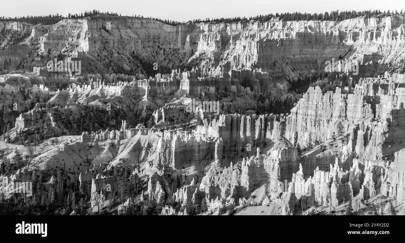 Beau paysage à Bryce Canyon avec magnifique pierre formation comme amphithéâtre, des temples, des chiffres dans la lumière du matin Banque D'Images