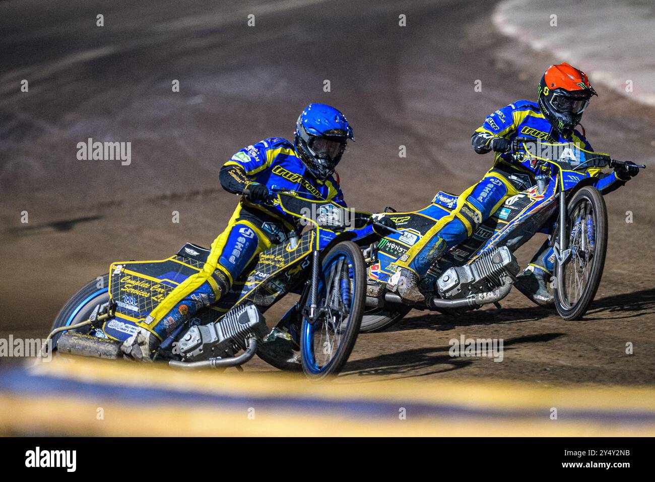 Kyle Howarth in Blue des Sheffield Tigers se déplace devant son coéquipier Jack Holder lors de la première finale de Rowe Motor Oil dispute la 2ème manche de la demi-finale entre Sheffield Tigers et belle vue Aces au stade Owlerton, Sheffield, jeudi 19 septembre 2024. (Photo : Ian Charles | mi News) crédit : MI News & Sport /Alamy Live News Banque D'Images