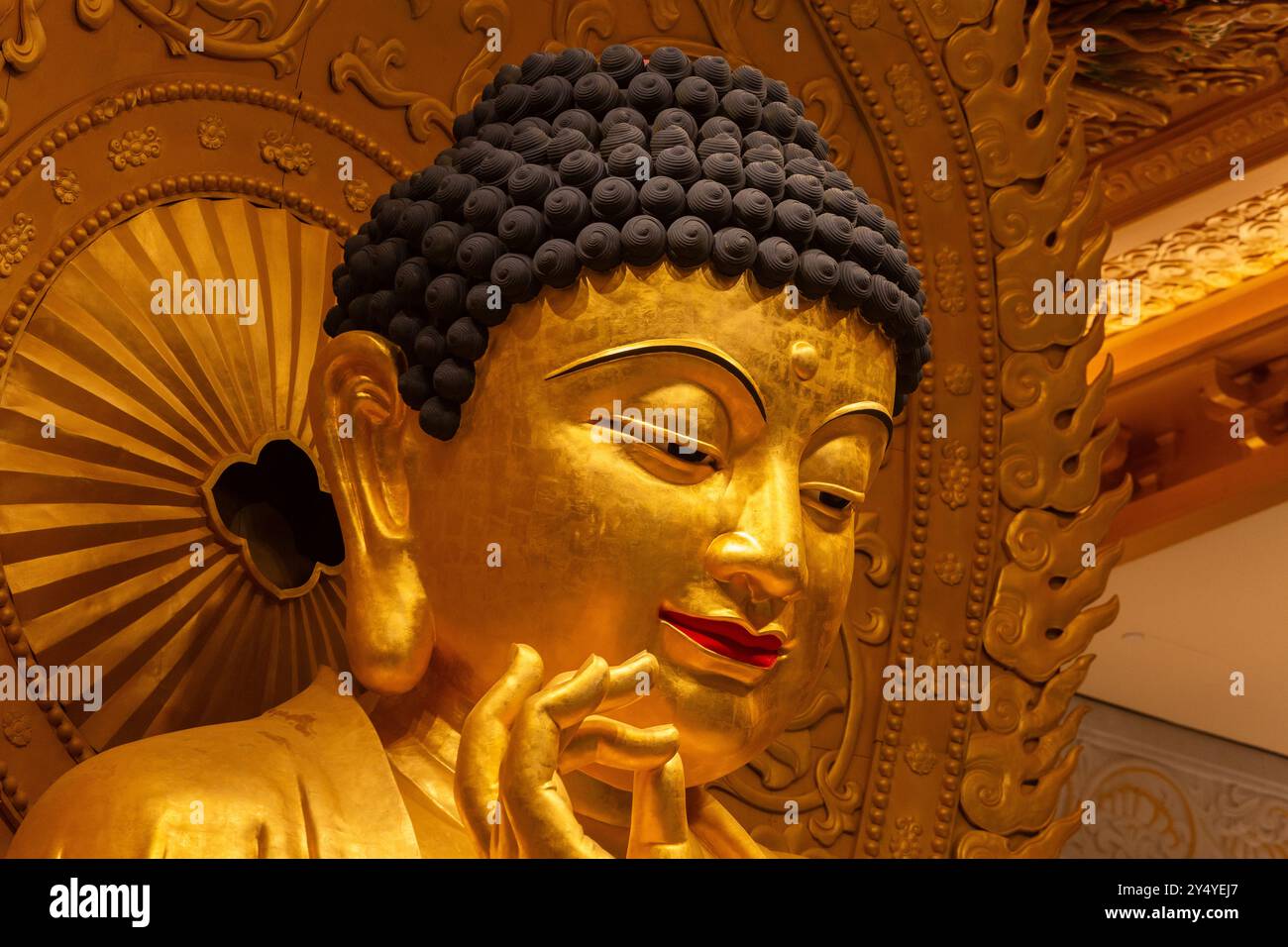 Gros plan portrait de Bouddha avec des cheveux bouclés noirs ou des boucles « coquille d'escargot ». Pouce droit et index formant un cercle Banque D'Images
