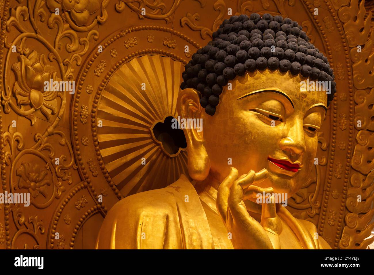 Gros plan portrait du Bouddha Dharmachakra en cheveux bouclés noirs, ou boucles «coquille d'escargot». Pouce droit et index formant un cercle Banque D'Images