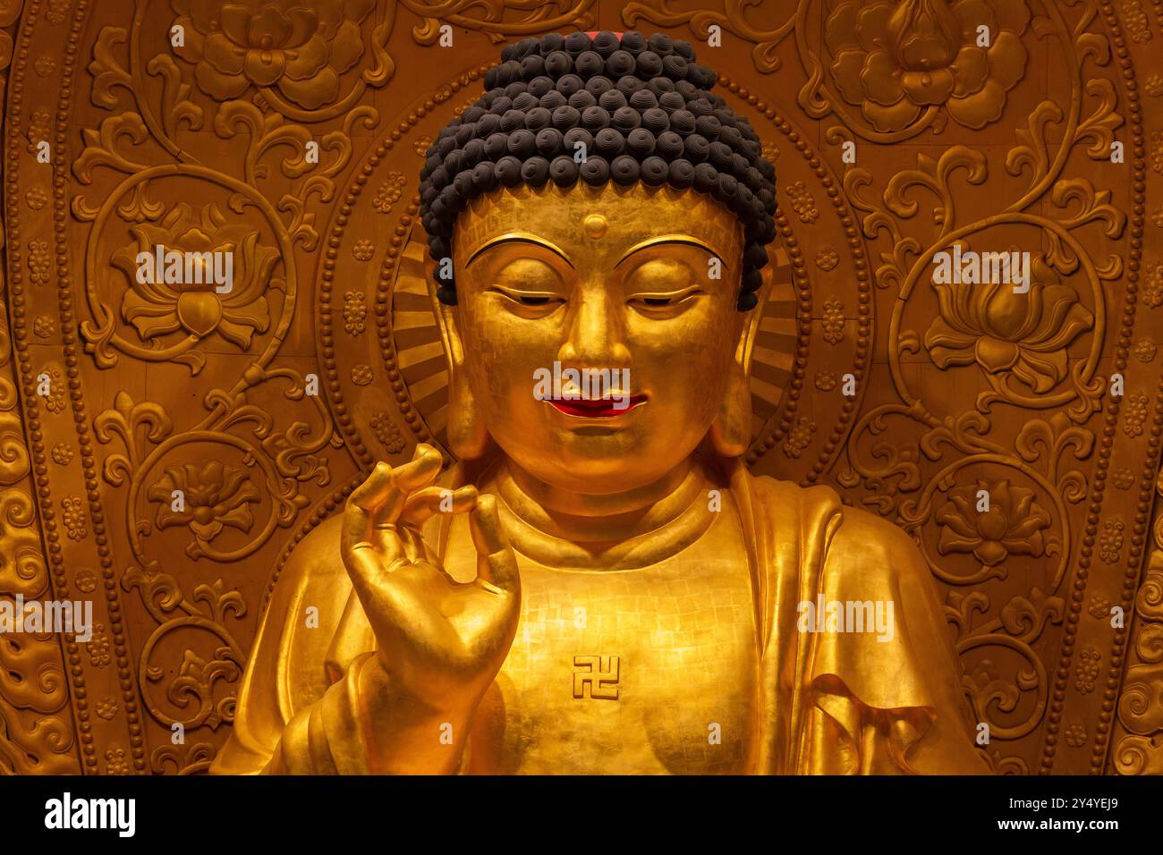 Gros plan portrait du Bouddha Dharmachakra en cheveux bouclés noirs, ou boucles «coquille d'escargot». Pouce droit et index formant un cercle Banque D'Images