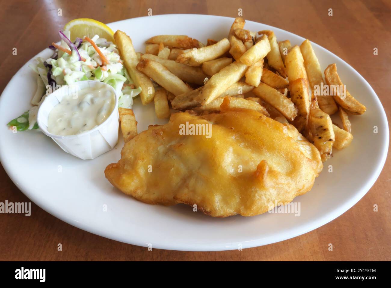 Assiette de flétan fish & chips avec sauce tartare, une tranche de citron et de chou cole. Banque D'Images