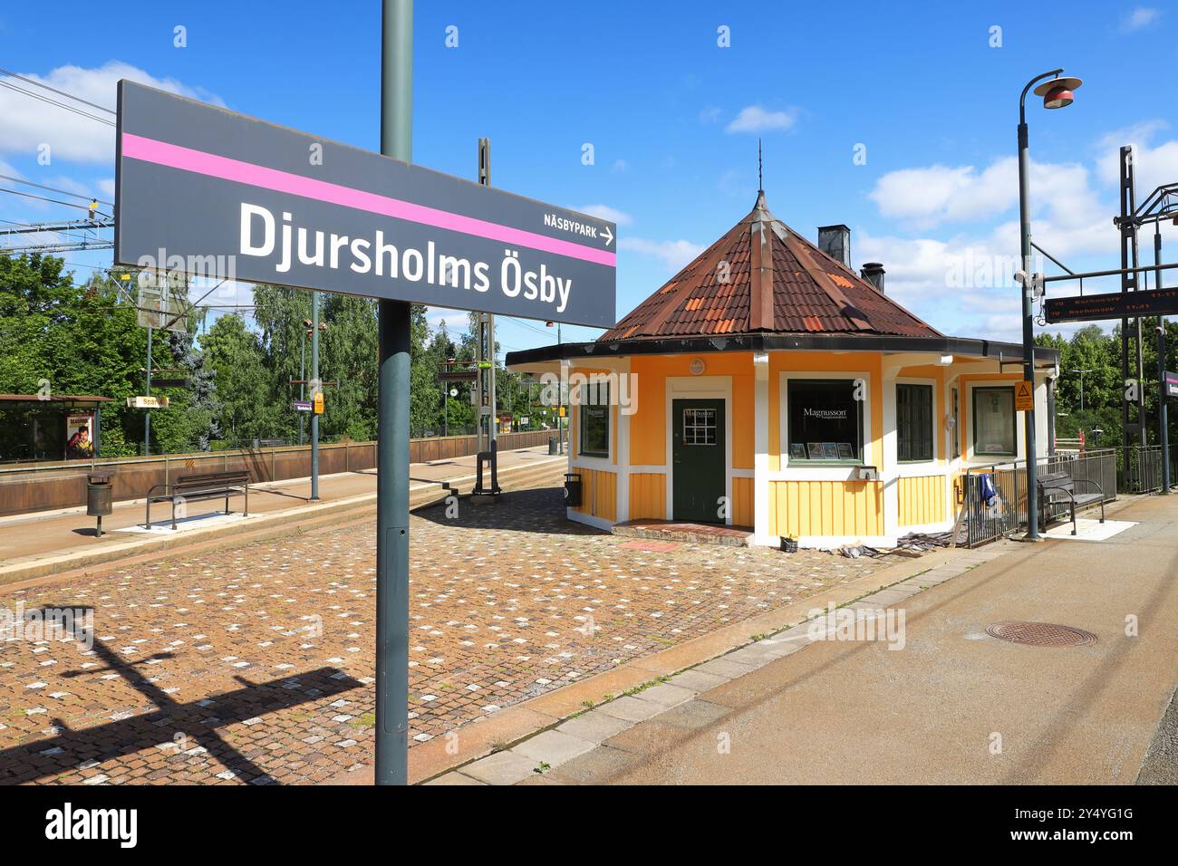 Djursholm, Suède - 29 juillet 2024 : la gare de Djursholms Osby en service pour le chemin de fer de Roslagsbanan. Banque D'Images