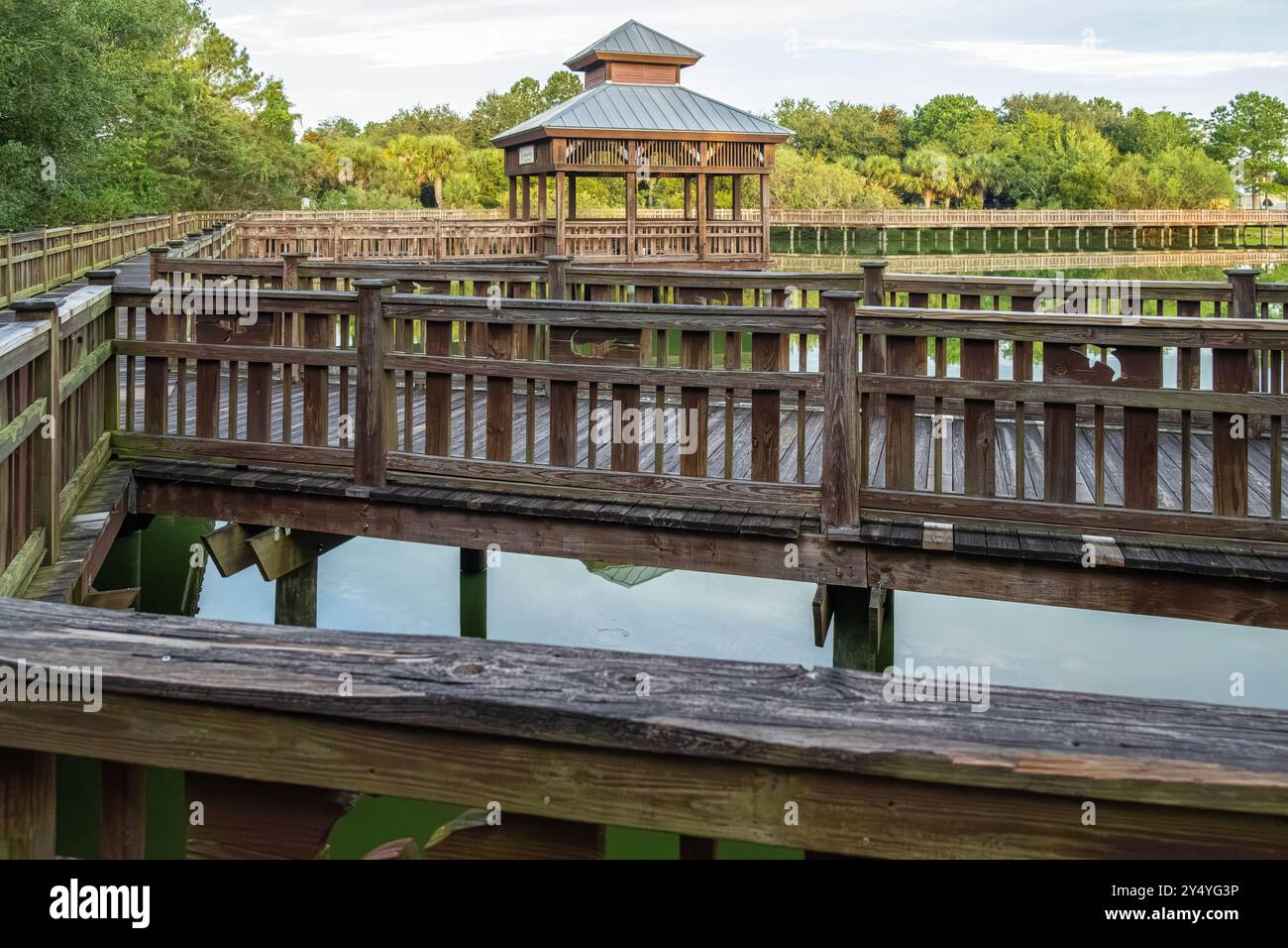 Promenade en bois et pavillon Rookery au parc Bird Island le long de l'autoroute A1A à Ponte Vedra Beach, Floride. (ÉTATS-UNIS) Banque D'Images
