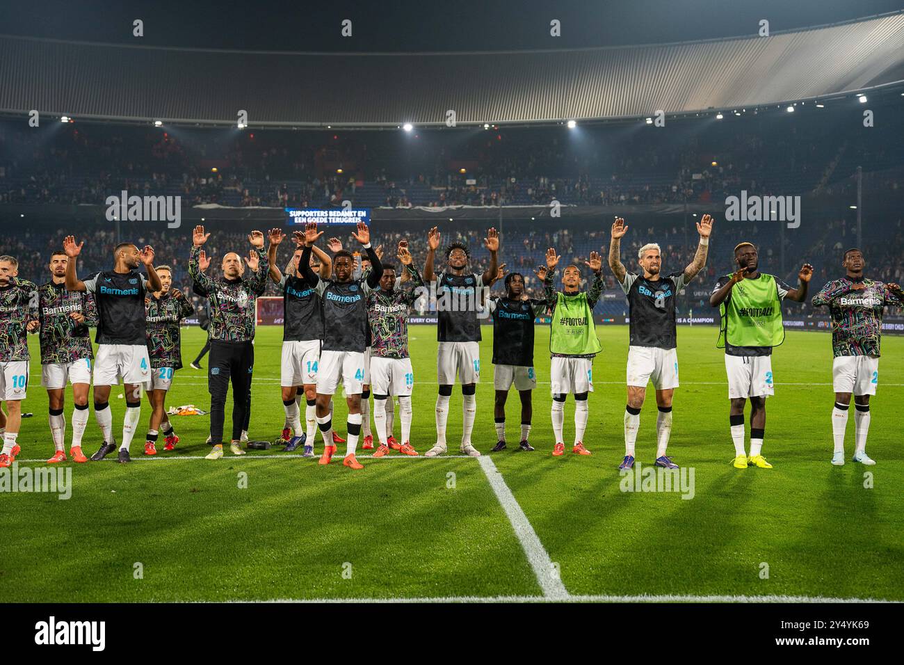 Die Mannschaft bedankt sich BEI ihren fans Feyenoord Rotterdam v. Bayer Leverkusen, Fussball, Ligue des Champions, 1. Spieltag, saison 2024/2025, 19.09.2024 Foto : Eibner-Pressefoto / Justin Derondeau Banque D'Images