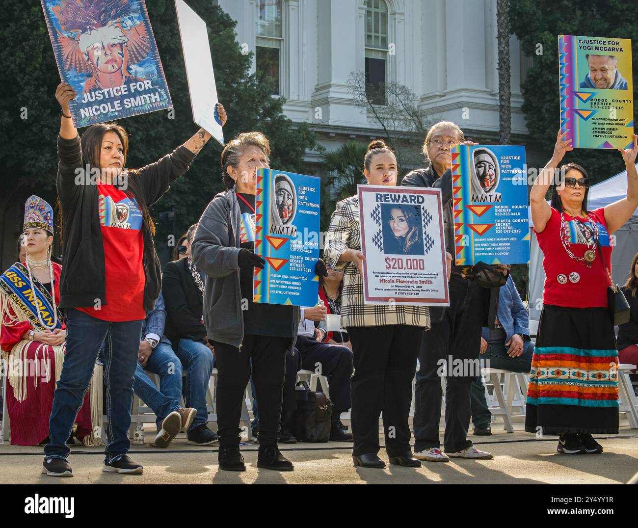 La famille de la victime de meurtre Nicole Smith brandit des pancartes lors de la Journée d'action des peuples autochtones disparus et assassinés au capitole de l'État. Banque D'Images