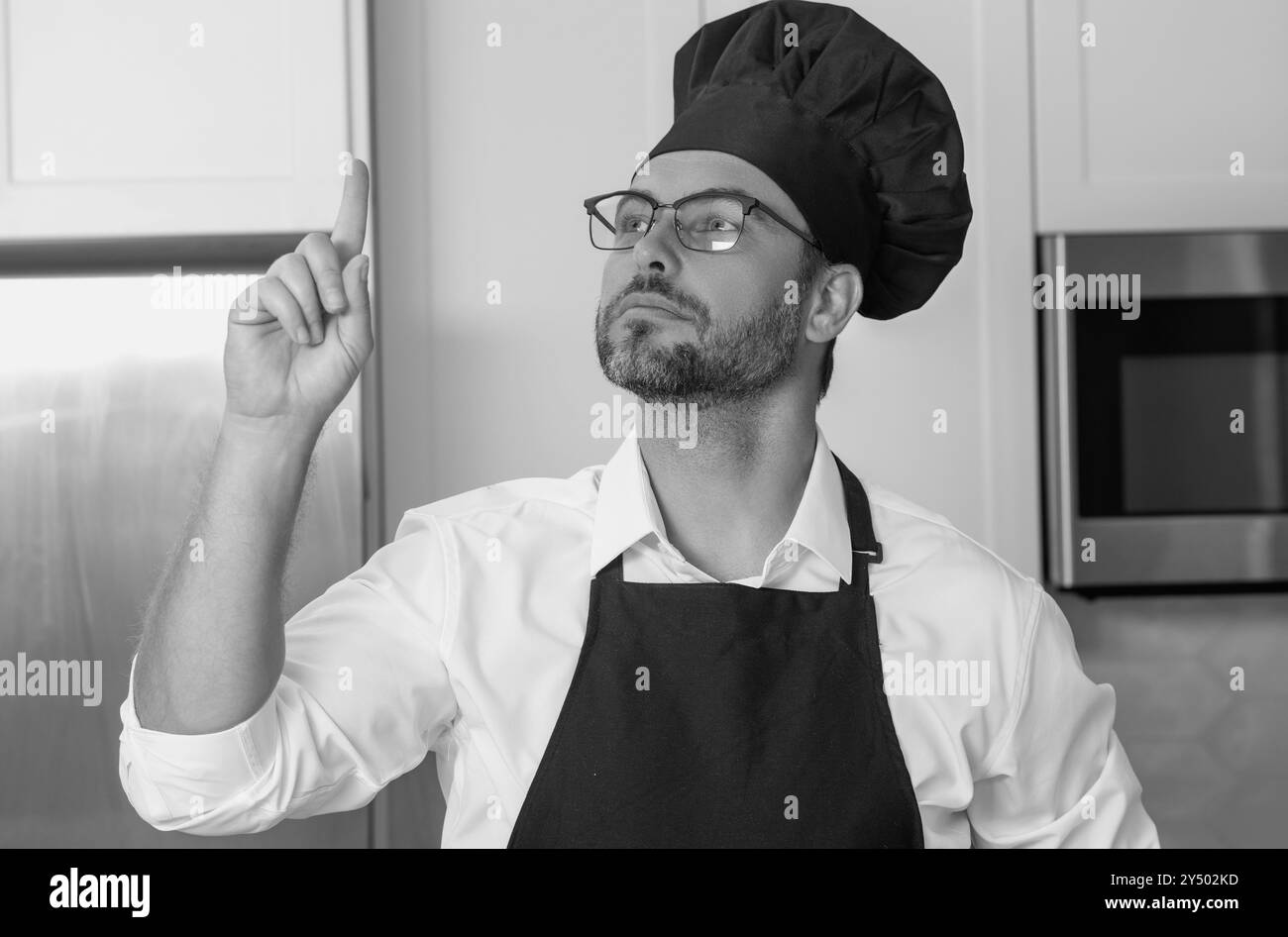 Idée pour la nourriture. Concept de menu de restaurant. Homme hispanique en uniforme boulanger. Cuisine et cuisine. Chef masculin en uniforme de travail, tablier noir, chapeau de chef. Banque D'Images