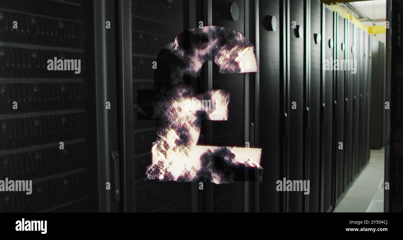 Symbole de livre sterling avec image de l'effet de fumée sur les racks de serveurs dans le centre de données Banque D'Images