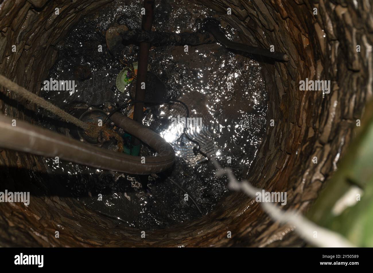 Le puits du village est pavé de pierre, une vue sur le puits au milieu. Banque D'Images