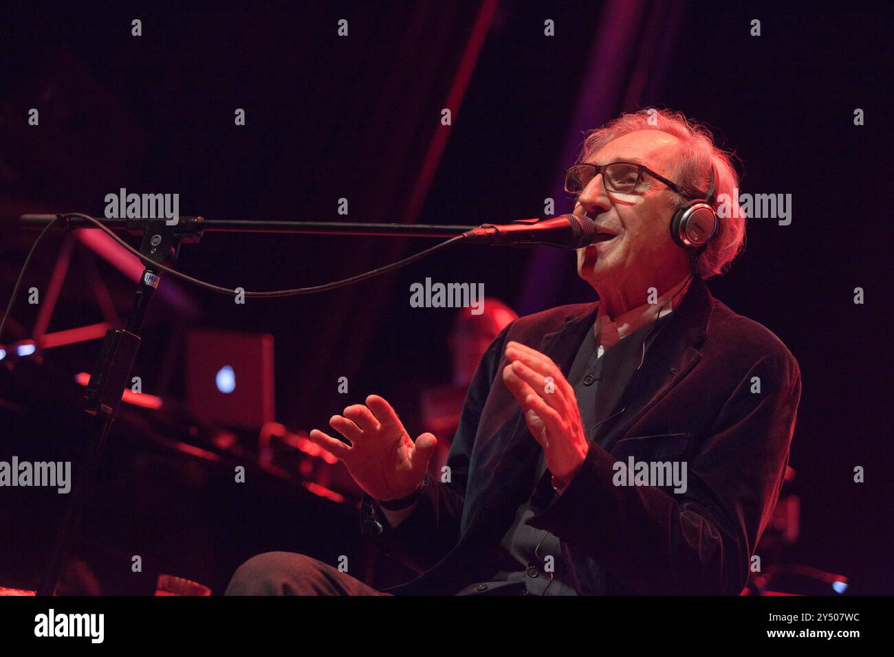 Franco Battiato interprète un fragment de Concierto Circo Price à Madrid, Espagne. 21/3/13. Banque D'Images