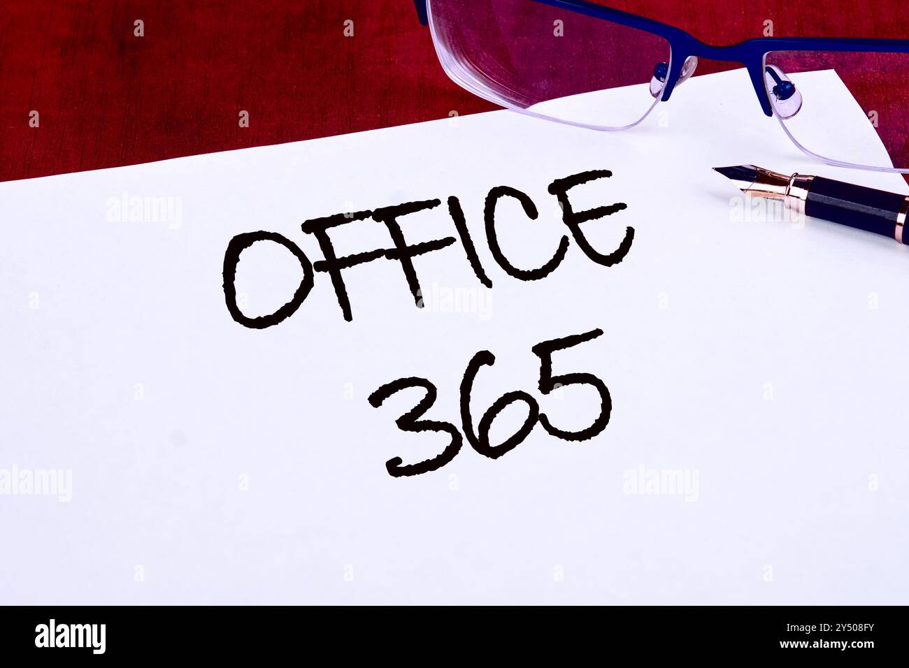 OFFICE 365 mots écrits sur une feuille blanche il y a une inscription avec un stylo plume Banque D'Images