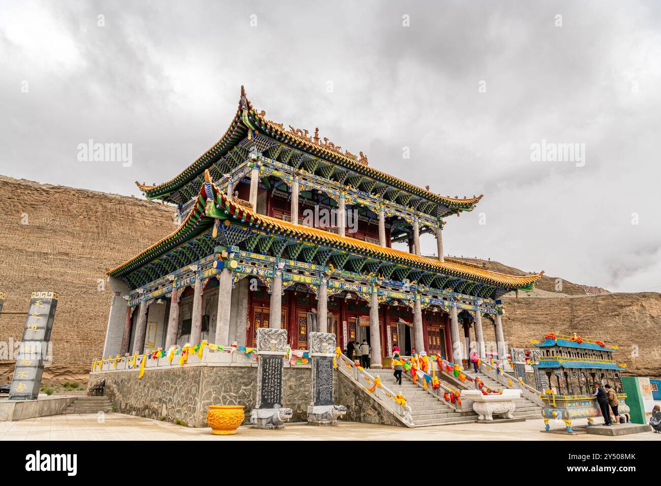 20 JUILLET 2022, QINGHAI, CHINE : un temple au col de la montagne Kunlun dans la terre Hoh XIL ou no Mans de Qinghai, Chine, espace de copie pour le texte Banque D'Images