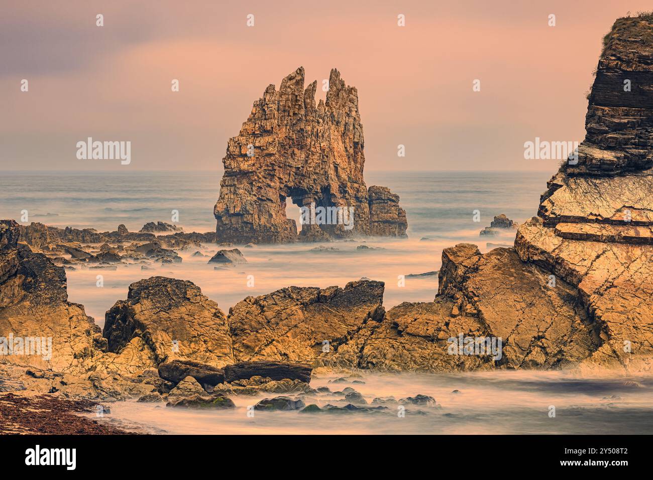 Tôt le matin à Playa de Portizuelo, un site du patrimoine naturel situé dans la municipalité de Valdés, dans la région de Vaqueira de l'ouest des Asturies Banque D'Images