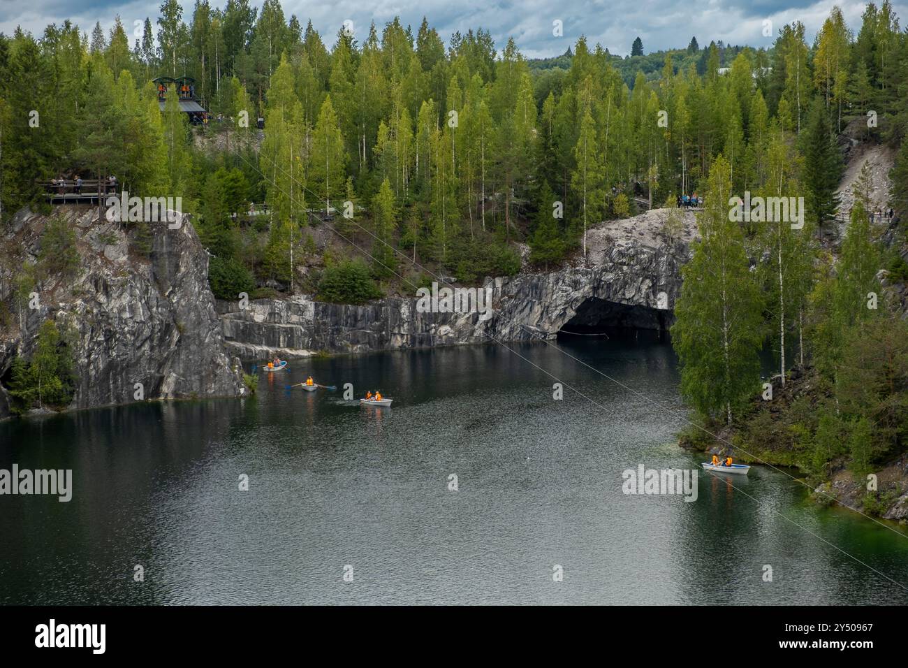 Les kayakistes naviguent dans les eaux tranquilles de Marble Canyon, entourés de falaises magnifiques et de forêts animées dans le Ruskeala Mountain Park Banque D'Images