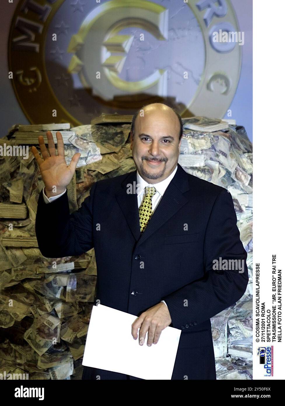 Roma, Italie. 27 novembre 2001. © COSIMA SCAVOLINI/LAPRESSE 27/11/2001 ROMA SPETTACOLO TRASMISSIONE 'MR. EURO' RAI TRE NELLA FOTO ALAN FRIEDMAN crédit : LaPresse/Alamy Live News Banque D'Images