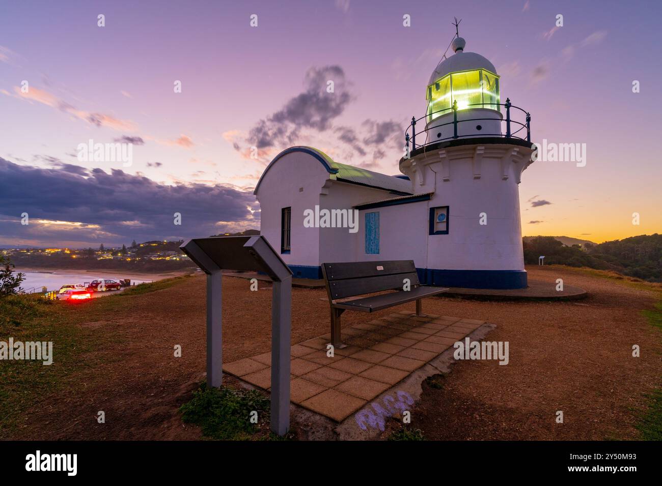 Un court allume à côté d'une cabane sur la crête pendant le crépuscule à Port Macquarie en Nouvelle-Galles du Sud, Australie. Banque D'Images