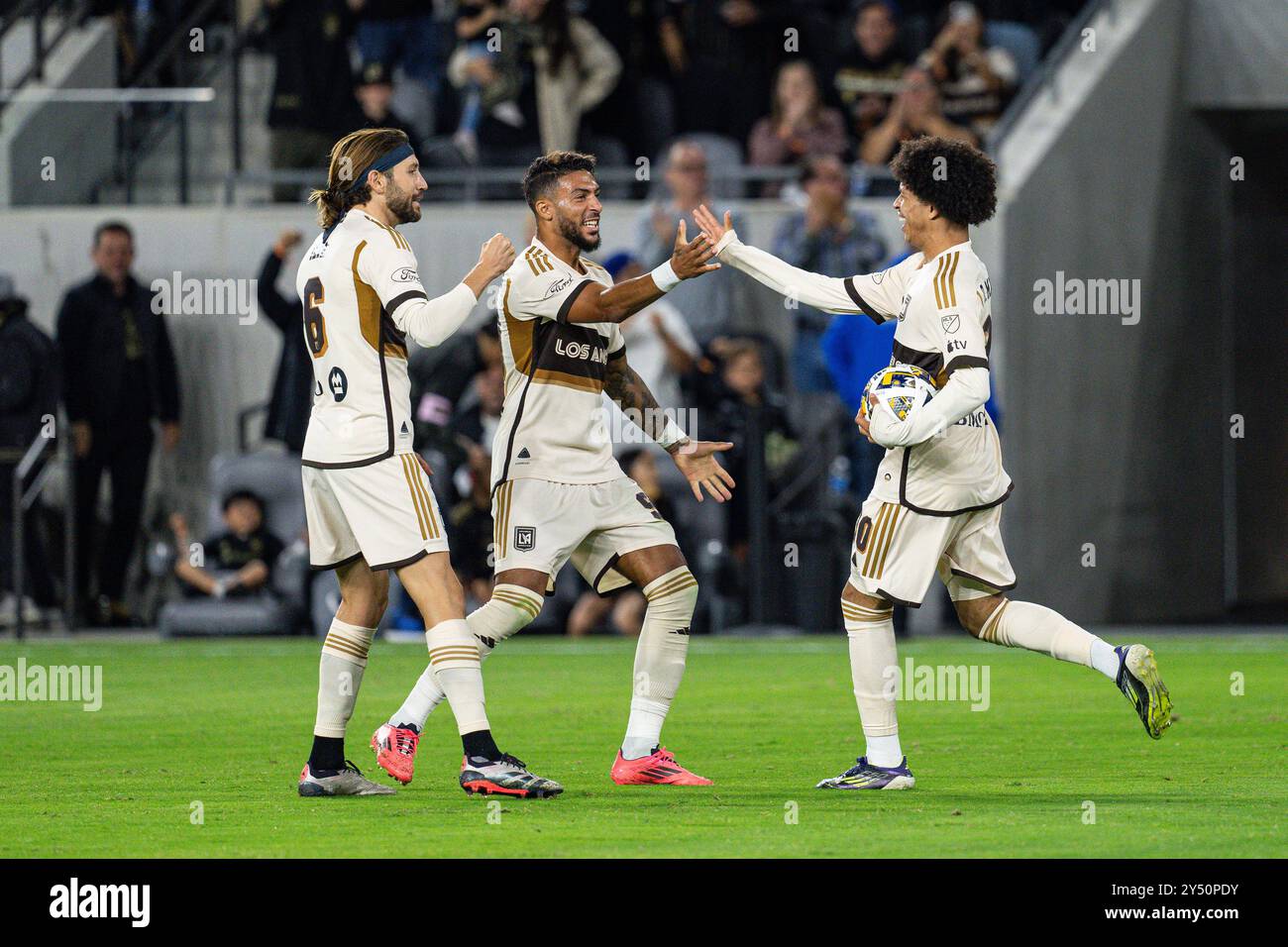 L'attaquant du LAFC Denis Bouanga (99) célèbre avec l'attaquant David Martínez (30) après avoir marqué le but à égalité lors d'un match de la MLS contre l'Austin FC Wedne Banque D'Images