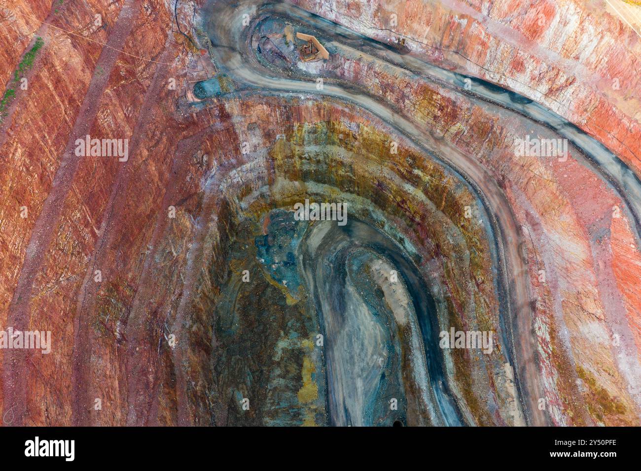 Vue aérienne de la mine d'or profonde à ciel ouvert avec plusieurs niveaux à Cobar dans l'Outback de la Nouvelle-Galles du Sud, Australie. Banque D'Images