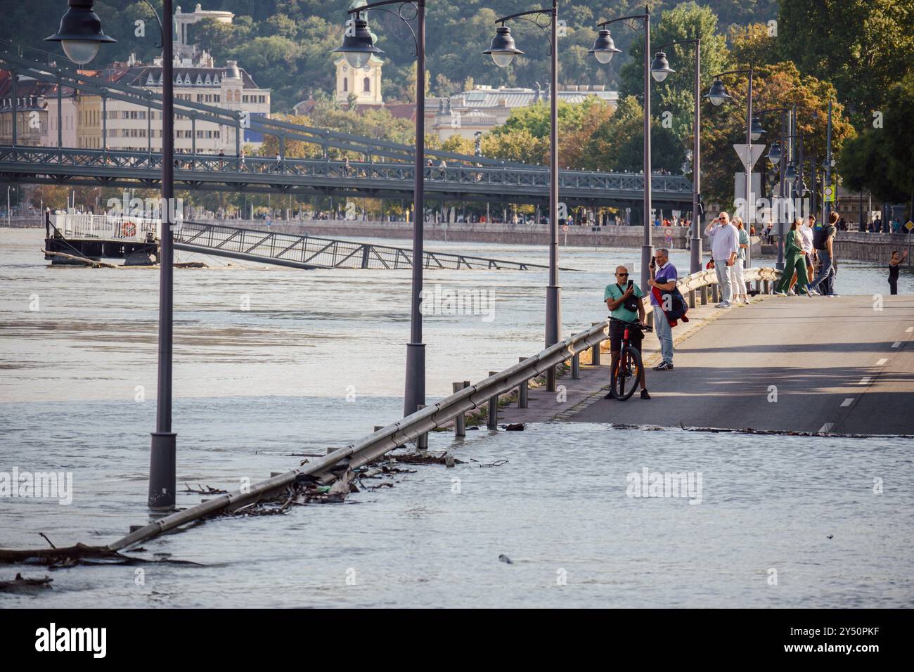 Le Danube en Hongrie éclate sur le rivage dans le centre-ville à l'approche de l'inondation, situation d'urgence à Budapest Banque D'Images