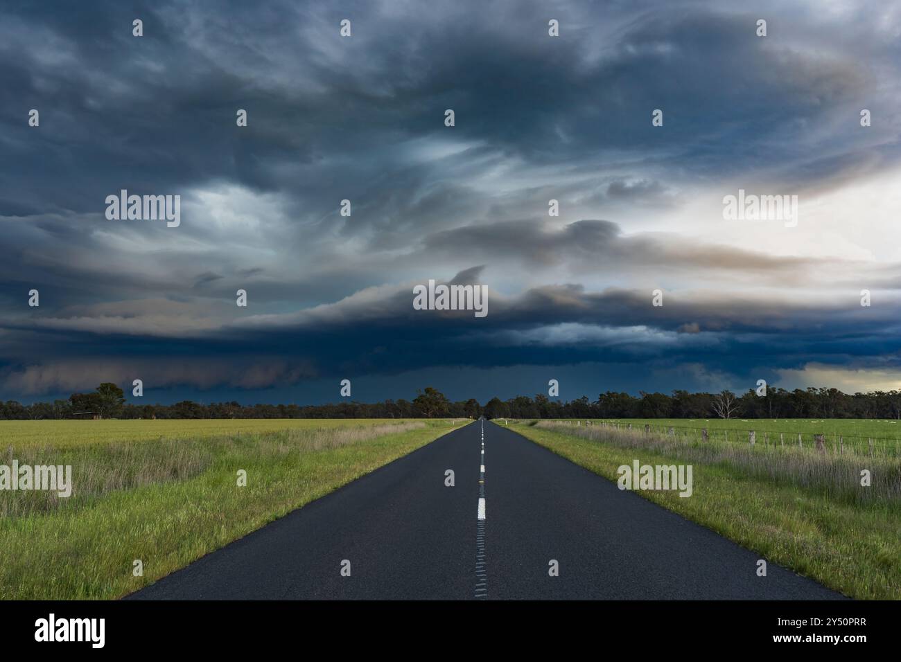 Vue au niveau du sol d'un spectaculaire front de tempête approchant au-dessus d'une route de campagne à Eddington dans le centre de Victoria, Australie Banque D'Images