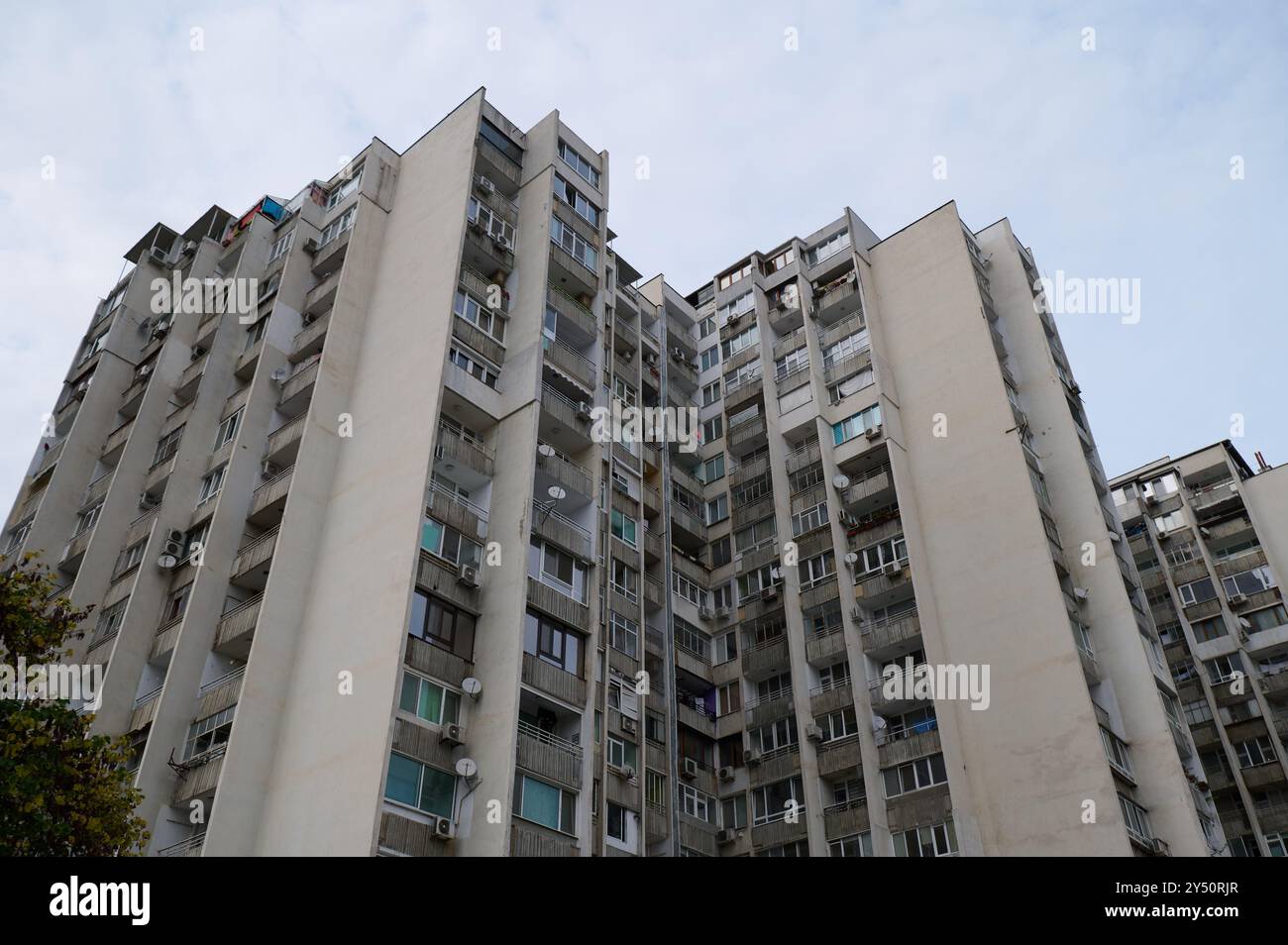 Architecture résidentielle moderne mettant en valeur des bâtiments multifamiliaux imposants contre un ciel dégagé dans un environnement urbain Banque D'Images