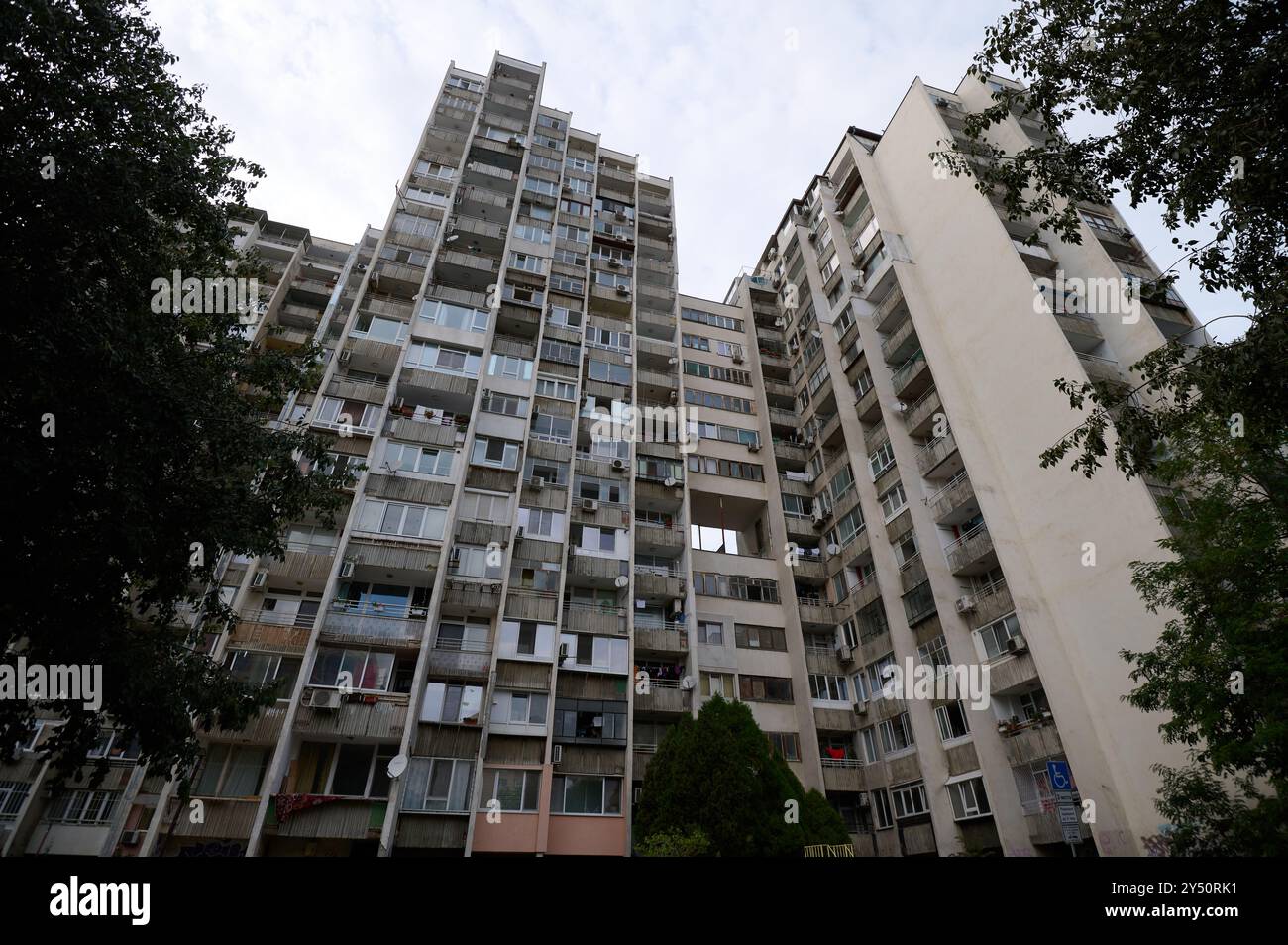 Immeubles résidentiels modernes de grande hauteur présentant une architecture unique contre un ciel couvert dans une zone urbaine Banque D'Images