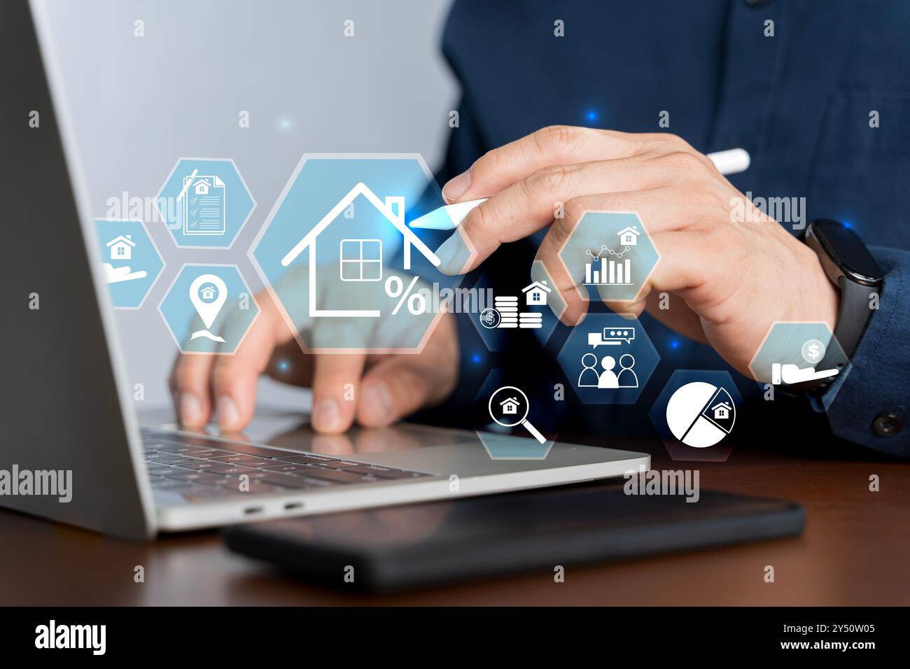 Concept d'investissement immobilier. L'homme utilise l'ordinateur portable avec l'icône de la maison pour analyser la maison de prêt hypothécaire et l'assurance immobilier hypothèque. Taux d'intérêt, i Banque D'Images