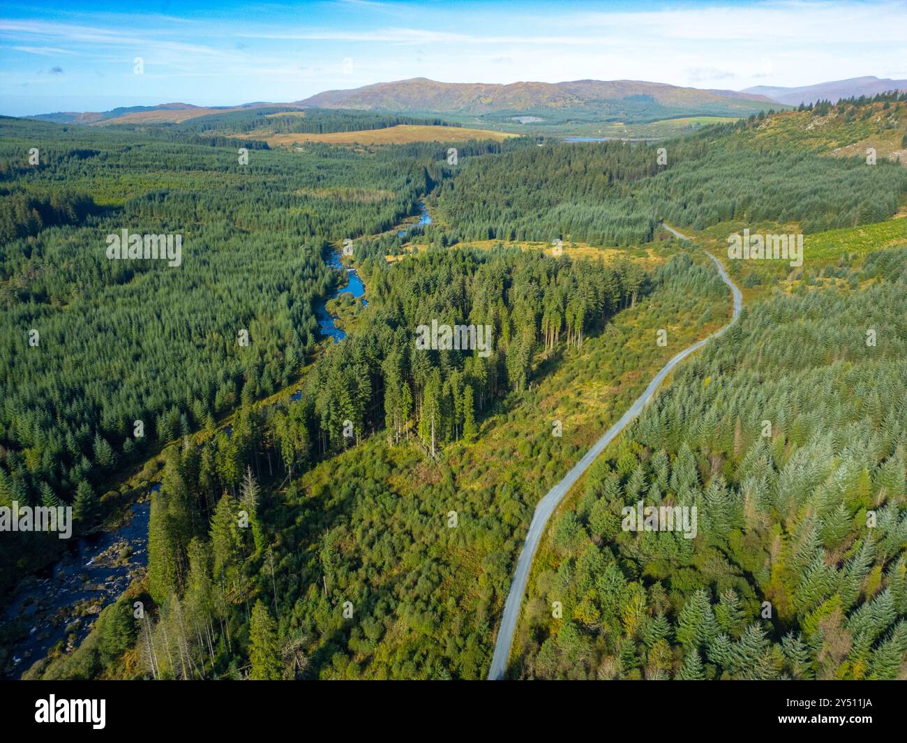 Vue aérienne depuis un drone de la piste forestière du chemin Raiders et de la rivière Dee dans le parc forestier Galloway et à l'intérieur du nouveau parc national Galloway proposé, Dumfri Banque D'Images