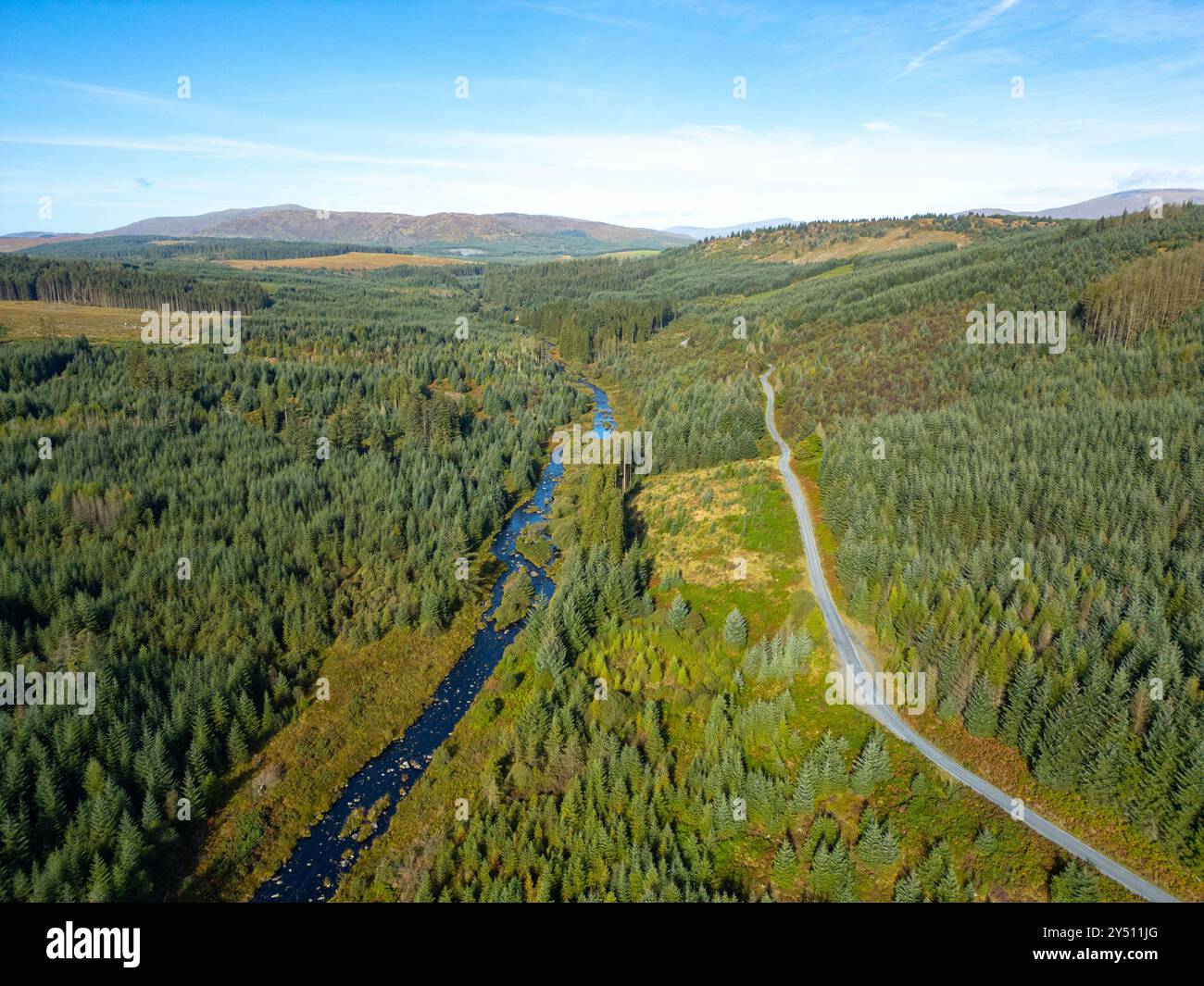 Vue aérienne depuis le drone de la piste forestière du chemin Raiders et de la rivière Dee dans le parc forestier Galloway et à l'intérieur du nouveau parc national Galloway proposé, Dumfri Banque D'Images
