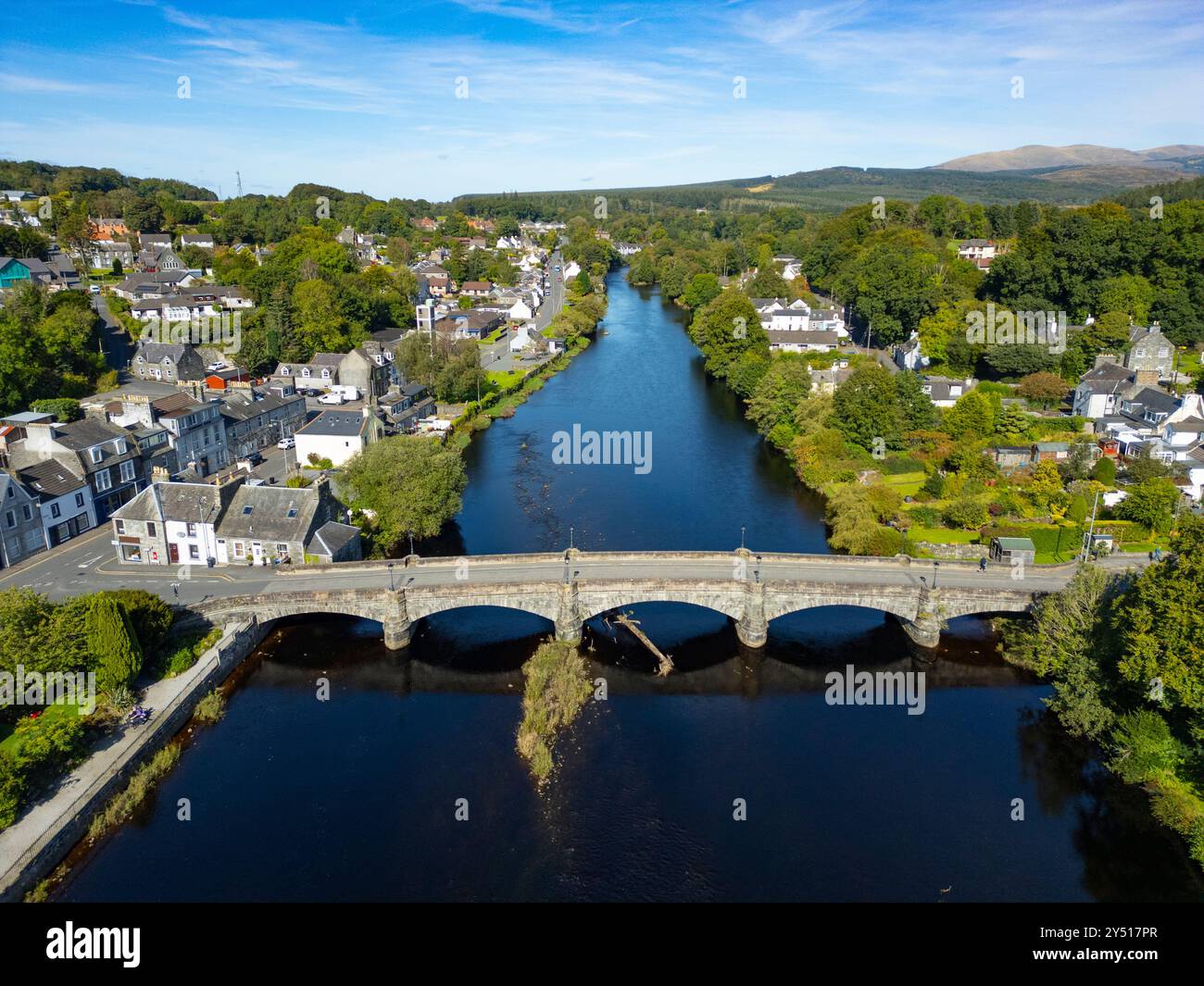 Vue aérienne depuis le drone du pont des Cris à Newton Stewart sur River Cree à l'intérieur du nouveau parc national Galloway proposé, Dumfries et Galloway, Écosse, Banque D'Images