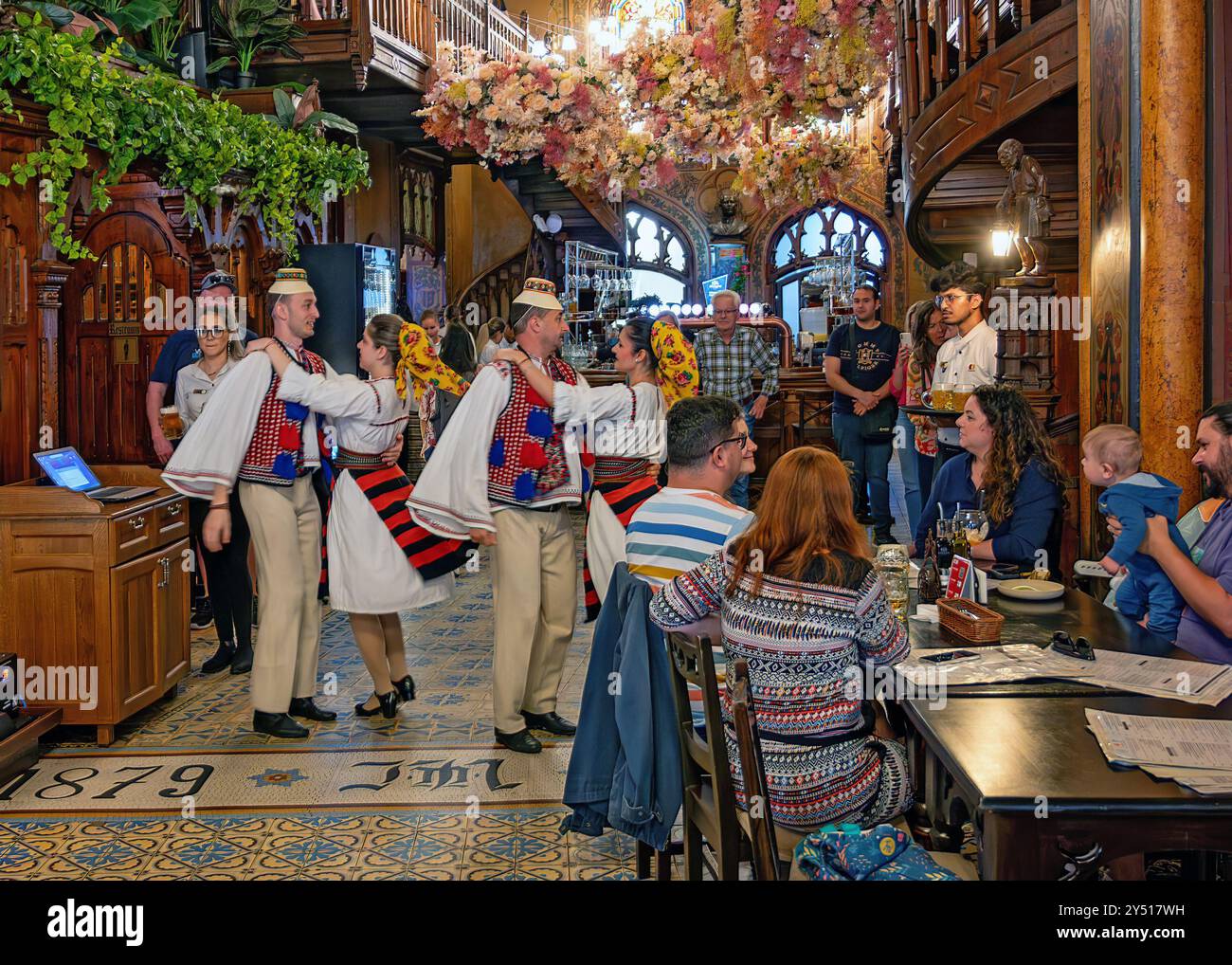 Représentation d'un groupe de danse avec des costumes traditionnels au restaurant Caru' Cu bere à Bucarest, Roumanie Banque D'Images