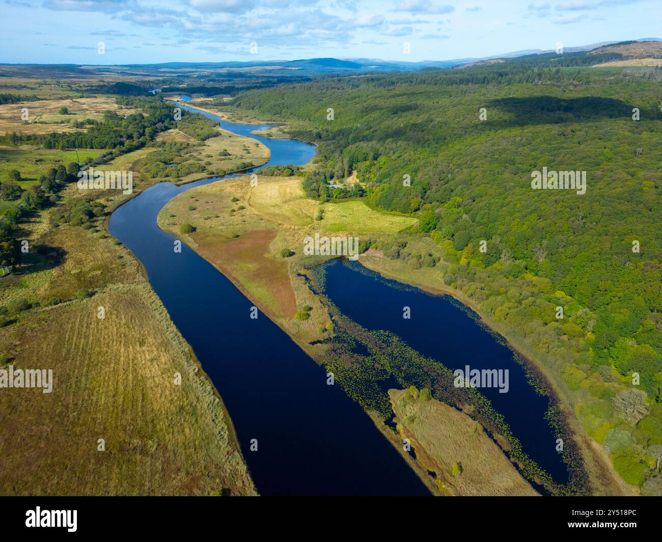 Vue aérienne depuis le drone de River Cree près de Newton Stewart dans le parc forestier Galloway et à l'intérieur du nouveau parc national Galloway proposé, Dumfries et Galloway Banque D'Images